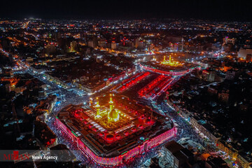 تعویض پرچم گنبد امام حسین(ع) و حضرت عباس(ع) در کربلای معلی