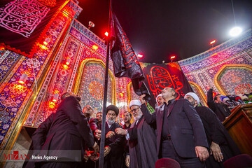 تعویض پرچم گنبد امام حسین(ع) و حضرت عباس(ع) در کربلای معلی