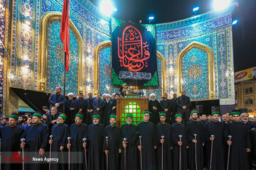 تعویض پرچم گنبد امام حسین(ع) و حضرت عباس(ع) در کربلای معلی