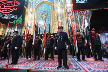 تعویض پرچم گنبد امام حسین(ع) و حضرت عباس(ع) در کربلای معلی