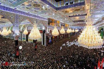 تعویض پرچم گنبد امام حسین(ع) و حضرت عباس(ع) در کربلای معلی