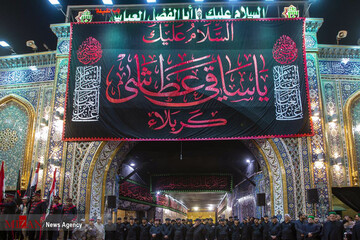 تعویض پرچم گنبد امام حسین(ع) و حضرت عباس(ع) در کربلای معلی