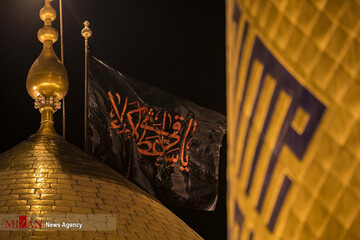 تعویض پرچم گنبد امام حسین(ع) و حضرت عباس(ع) در کربلای معلی