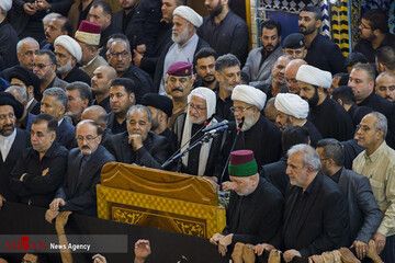 تعویض پرچم گنبد امام حسین(ع) و حضرت عباس(ع) در کربلای معلی