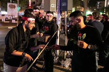 پخش هدایای عاشورایی در شب اول محرم