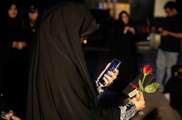 پخش هدایای عاشورایی در شب اول محرم