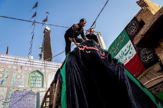 در محله فیروزآباد میبد این مراسم با قدمتی 500 ساله در روز اول محرم برگزار می شود که عزاداران این سازه چوبین بزرگ را پس از سیاه‌پوش کردن، از حسینیه چهارده معصوم فیروزآباد بر دوش گرفته و به حسینیه بزرگ فیروزآباد می‌برند
