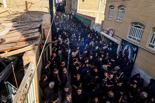 همزمان با عصر نخستین روز ماه محرم بر اساس یک سنت تاریخی که قدمت آن به پنج قرن می‌رسد، هیات‌های مذهبی با همراهی مردم نخل را از حسینیه بزرگ 14 معصوم با شکوه خاصی به حسینیه بزرگ فیروزآباد می‌برند