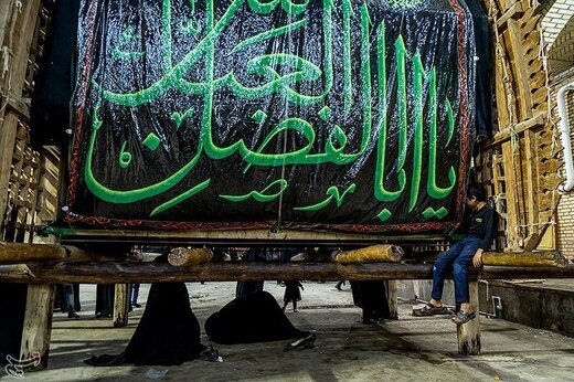 شهر میبد متشکل از ۱۷ محله است و هر کدام از محلات آیینی ویژه در ایام محرم دارد