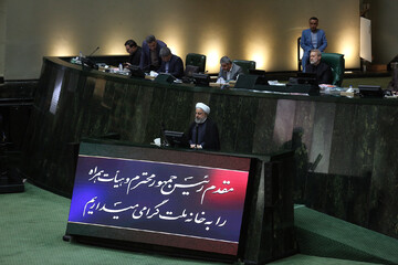 روحانی: چرا برخی حنجره خود را به برنامه دشمن عاریه می دهند؟