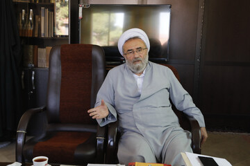 روزنامه جمهوری اسلامی:امروز جریانهایی در بین روحانیت نفوذ کرده اند و آنها را به اموری که با جایگاه معنوی شان در تضاد است،سرگرم کرده اند