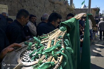 مراسم علم‌گردانی در روستای انجدان استان مرکزی