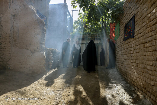 مراسم علم‌گردانی در روستای انجدان استان مرکزی