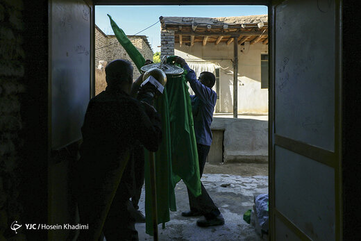 مراسم علم‌گردانی در روستای انجدان استان مرکزی