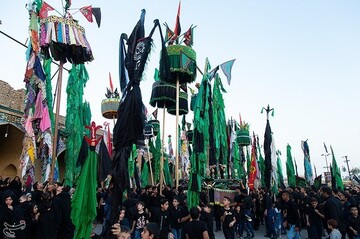 علم برداری سنت دیرینه مهریزی ها در دهه اول محرم
