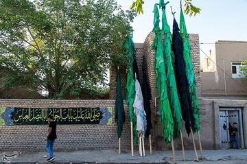 علم برداری سنت دیرینه مهریزی ها در دهه اول محرم