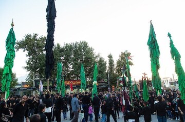 علم برداری سنت دیرینه مهریزی ها در دهه اول محرم