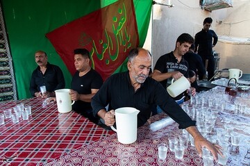 علم برداری سنت دیرینه مهریزی ها در دهه اول محرم