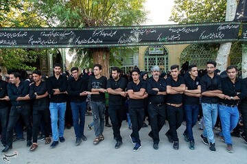 علم برداری سنت دیرینه مهریزی ها در دهه اول محرم