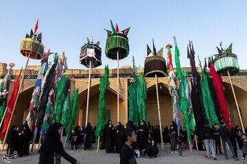 علم برداری سنت دیرینه مهریزی ها در دهه اول محرم