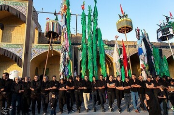 علم برداری سنت دیرینه مهریزی ها در دهه اول محرم