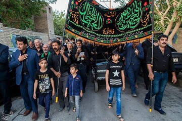 از روز سوم محرم تا روز تاسوعا، عصر‌ها پس از جوش اناری و جوش دوره و بعد از ورود هیئت‌های عزاداری مراسم علم برداری در حسینیه باغ بهار مهریز آغاز می شود و تا غروب ادامه دارد