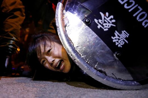 بازداشت یکی از معترضان به لایحه استرداد متهمان به چین در هنگ‌کنگ توسط پلیس ضدشورش