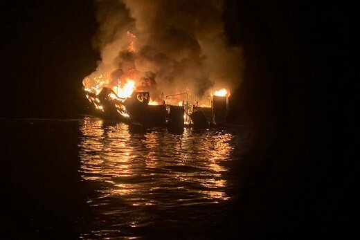 عملیات نجات در حادثه آتش‌سوزی یک فروند کشتی تفریحی در جزیره سانتا کروز ایالت کالیفرنیا آمریکا، در این حادثه 33 نفر جان باختند