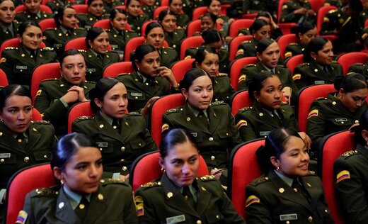 دانشجویان افسری آکادمی پلیس به هنگام رونمایی از سند همکاری میان آمریکا با کلمبیا در زمینه زنان، صلح و امنیت در بوگوتا کلمبیا به سخنان ایوانکا ترامپ گوش می‌دهند
