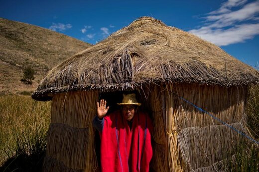 اسکار لیماچی 48 ساله، به عنوان راهنمای تور در دریاچه تیتیکاکا بولیوی فعالیت می‌کند