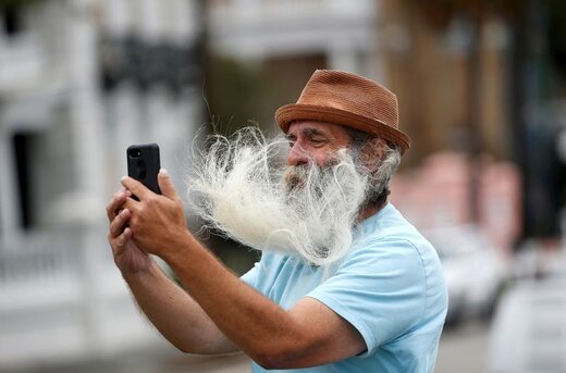 وزش باد ریش یک مرد را به هنگام گرفتن عکس سلفی پیش از ورود طوفان دوریان در چارلستون ایالت کارولینای جنوبی آمریکا تکان می‌دهد