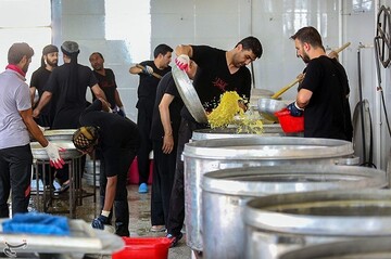 تهیه و توزیع غذای گرم در مناطق محروم جنوب شرق کشور