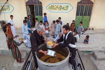 تهیه و توزیع غذای گرم در مناطق محروم جنوب شرق کشور