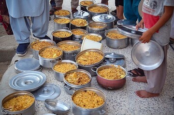 تهیه و توزیع غذای گرم در مناطق محروم جنوب شرق کشور