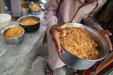 تهیه و توزیع غذای گرم در مناطق محروم جنوب شرق کشور