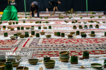 طبخ نذری دیزی در هیأت عزاداری «علقمه شهیدیه» میبد