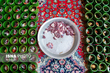 طبخ نذری دیزی در هیأت عزاداری «علقمه شهیدیه» میبد