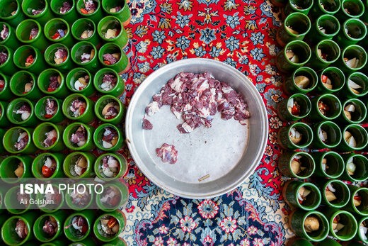 طبخ نذری دیزی در هیأت عزاداری «علقمه شهیدیه» میبد