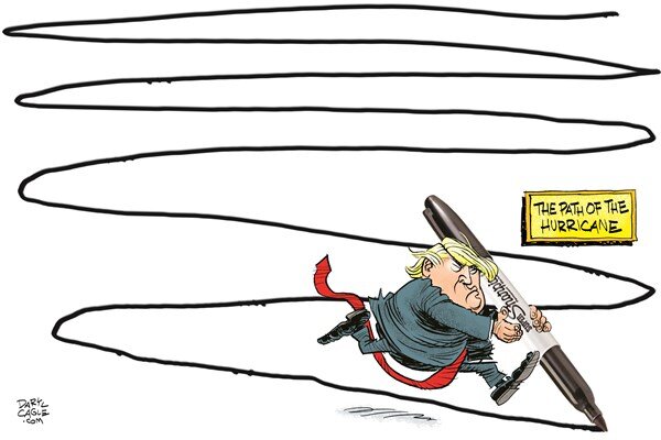 ترامپ در حال کشیدن مسیر حرکت طوفان!