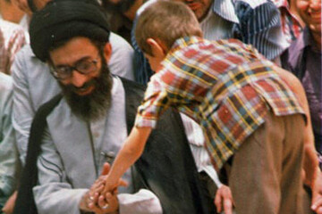 عکس | خوش‌وبش رهبر انقلاب با یک کودک در دوران جوانی