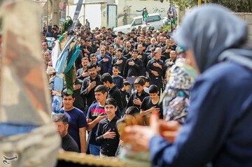 هنگام شکل‌گیری دسته‌ها، ابتدا علم و پرچم‌ ها را پیشاپیش دسته به حرکت درمی‌آورند و پشت سر آنان سینه زنان به صورت دایره وار به حرکت خود ادامه می‌دهند و پشت سر مردان، زنان و کودکان حرکت می‌کنند و اشعاری که از سوی مرثیه خوانان خوانده می‌شود، به طور هم صدا می‌خوانند