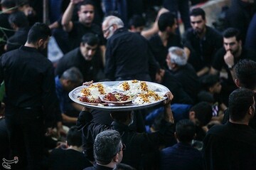 آیین سنتی توزیع نذری در روستای اراضی اصفهان