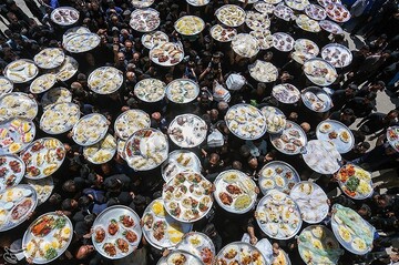 آیین سنتی توزیع نذری در روستای اراضی اصفهان