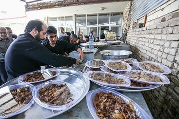 آیین سنتی توزیع نذری در روستای اراضی اصفهان