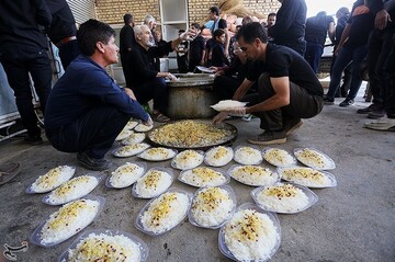 آیین سنتی توزیع نذری در روستای اراضی اصفهان