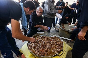 آیین سنتی توزیع نذری در روستای اراضی اصفهان