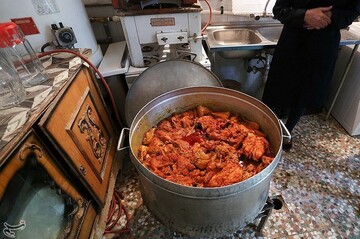 آیین سنتی توزیع نذری در روستای اراضی اصفهان