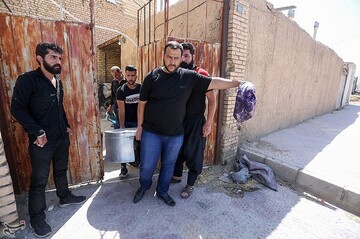 آیین سنتی توزیع نذری در روستای اراضی اصفهان