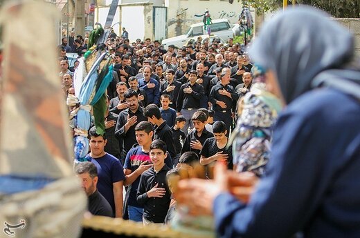 هنگام شکل‌گیری دسته‌ها، ابتدا علم و پرچم‌ ها را پیشاپیش دسته به حرکت درمی‌آورند و پشت سر آنان سینه زنان به صورت دایره وار به حرکت خود ادامه می‌دهند و پشت سر مردان، زنان و کودکان حرکت می‌کنند و اشعاری که از سوی مرثیه خوانان خوانده می‌شود، به طور هم صدا می‌خوانند