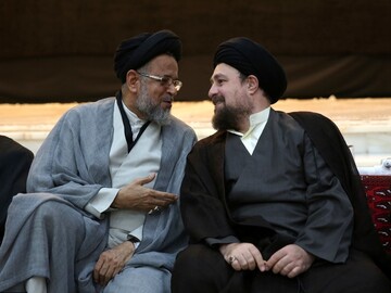 سید حسن خمینی و سید محمود علوی در مراسم شب عاشورای حرم امام خمینی +عکس
